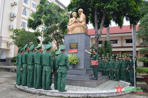 Bộ đội Biên phòng tỉnh Đắk Lắk tổ chức tham quan, học tập truyền thống cho chiến sĩ mới
